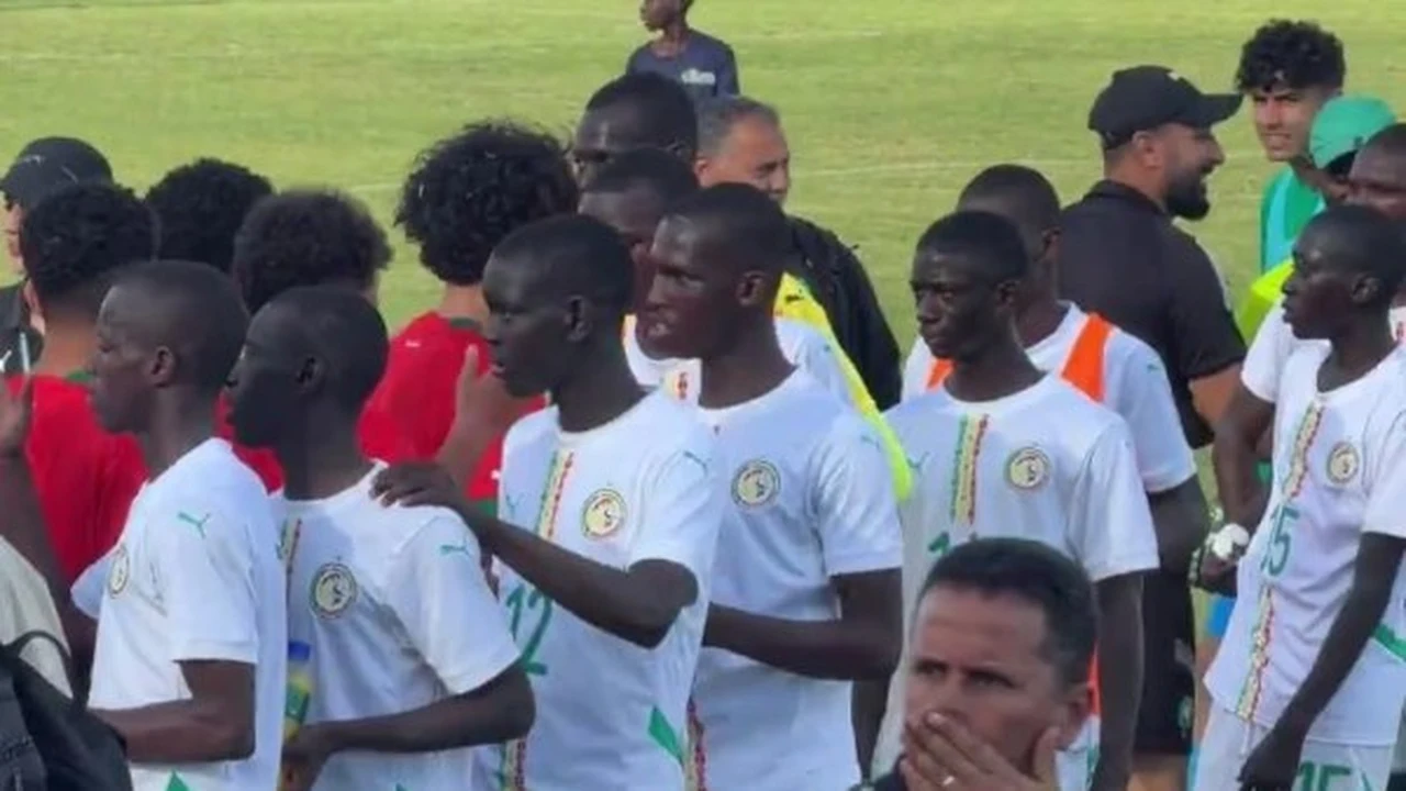 لفتة إنسانية نادرة من لاعبي السنغال بعد الفوز على المغرب في كأس إفريقيا للمدارس